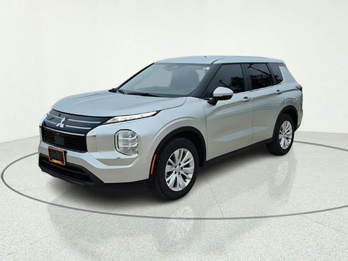 New 2026 Mitsubishi Outlander ES FWD image 2