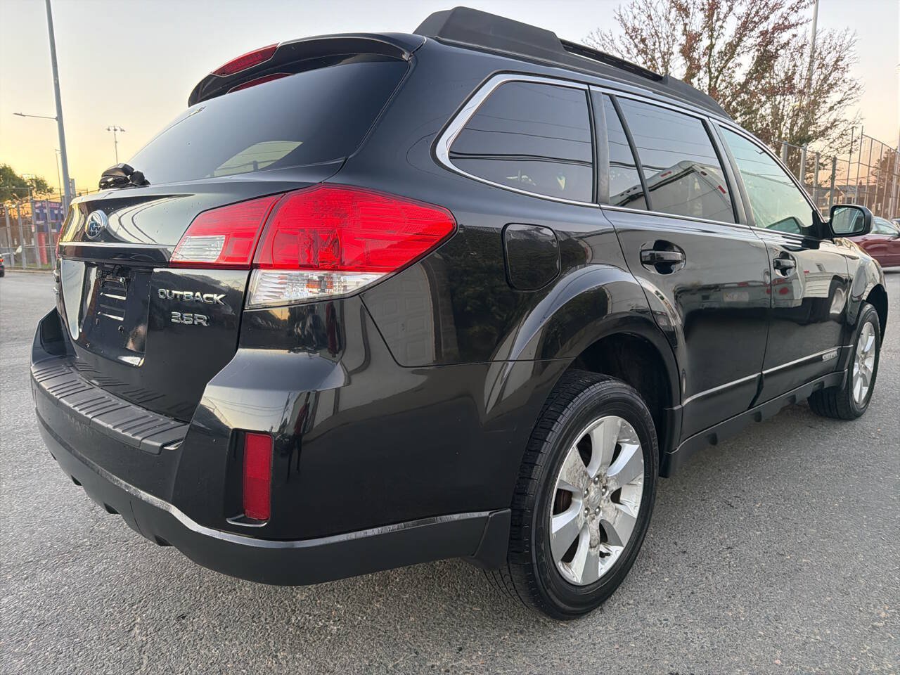 Used 2010 Subaru Outback 3.6R Limited AWD/4WD image 5