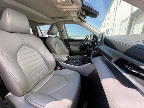 Used 2020 Toyota Highlander XLE FWD image 36