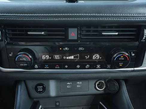 Used 2025 Nissan Rogue Platinum w/ Platinum Premium Package image 15