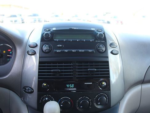 Used 2010 Toyota Sienna LE image 24
