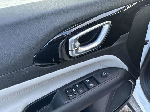 Used 2024 Jeep Compass Limited image 17