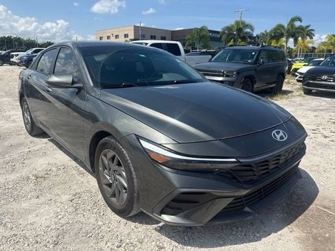 Used 2024 Hyundai Elantra SEL FWD image 3