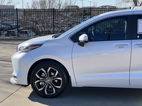 Used 2025 Toyota Sienna Platinum image 5