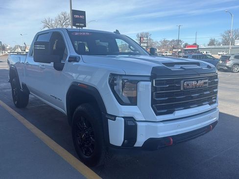 Used 2025 GMC Sierra 2500 AT4 image 7