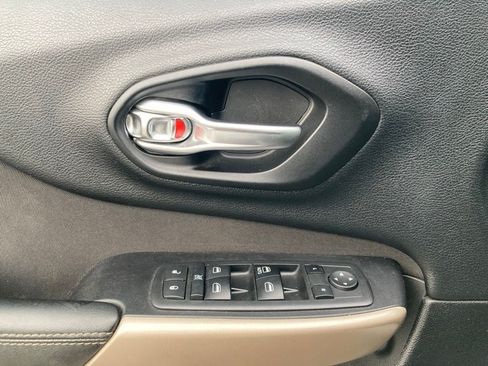 Used 2017 Jeep Cherokee Sport FWD image 13