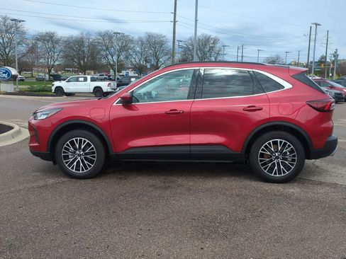 Used 2025 Ford Escape SE w/ Class II Trailer Tow Package image 5