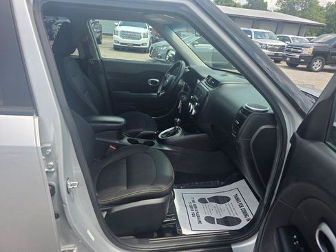 Used 2016 Kia Soul + FWD image 9