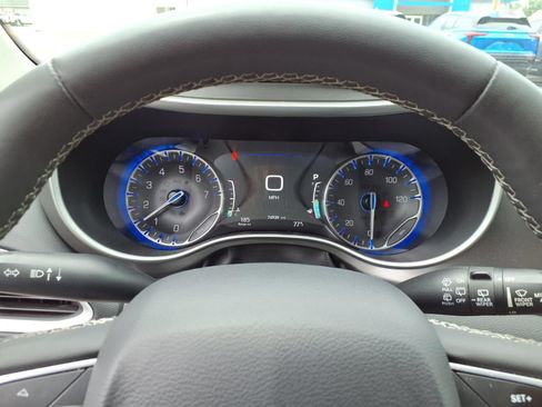 Used 2023 Chrysler Pacifica Touring-L FWD image 11