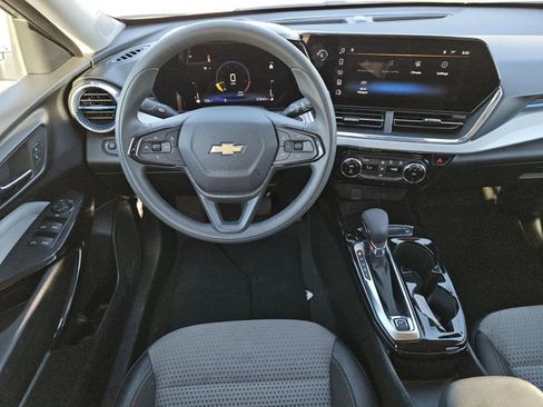 Used 2025 Chevrolet Trax LT image 10