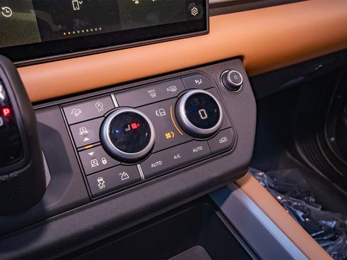 New 2025 Land Rover Defender 110 X image 29