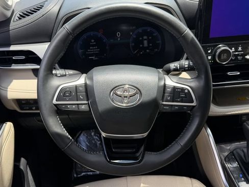 Used 2024 Toyota Highlander Platinum FWD image 13