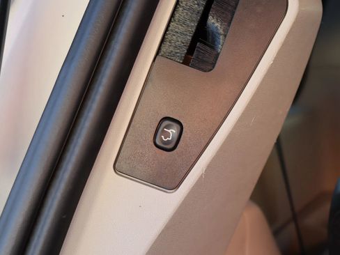 Used 2017 Dodge Grand Caravan SXT image 19