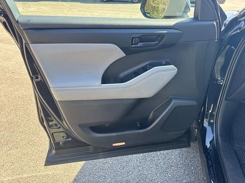 Used 2024 Toyota Highlander LE image 27