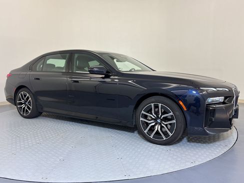 Used 2025 BMW 740i xDrive AWD/4WD image 4