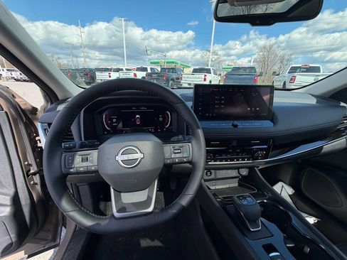 Used 2025 Nissan Rogue SL w/ Tech Package image 22