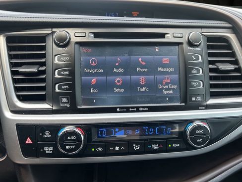 Used 2018 Toyota Highlander Limited FWD image 3