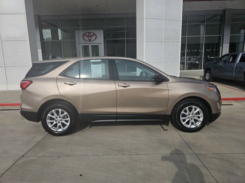 Used 2018 Chevrolet Equinox LS image 3