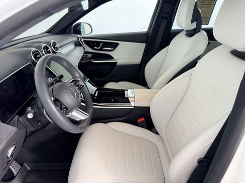 Used 2024 Mercedes-Benz GLC 300 4MATIC image 5