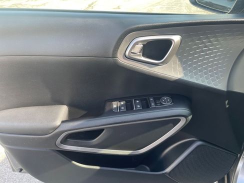Used 2025 Kia Soul LX w/ LX Technology Package image 18