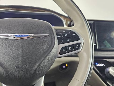 Used 2021 Chrysler Pacifica Limited image 37