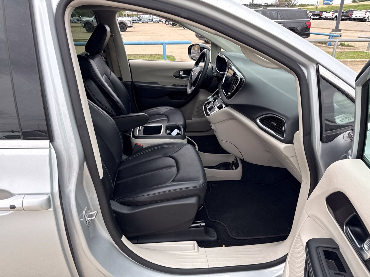 Used 2024 Chrysler Pacifica Touring-L FWD image 14