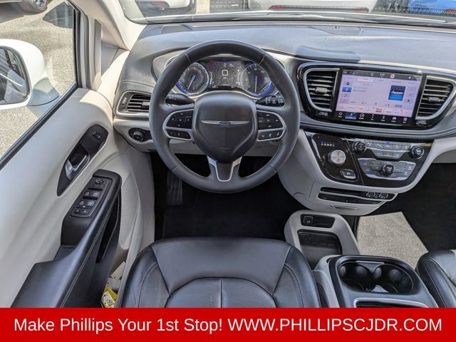 Certified 2022 Chrysler Pacifica Touring-L w/ Uconnect Theater Family Group FWD image 15