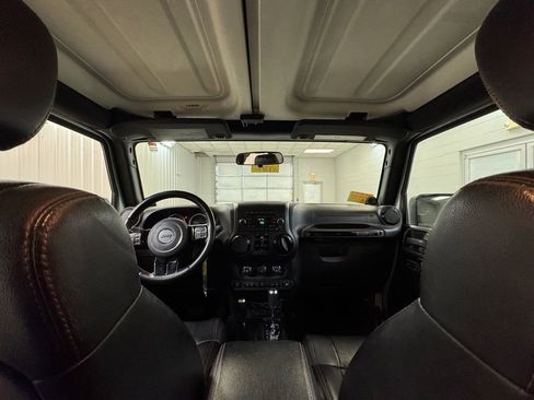 Used 2012 Jeep Wrangler Unlimited Sahara image 17