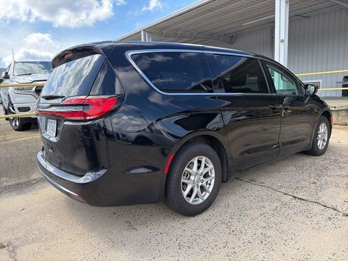 Used 2024 Chrysler Pacifica Touring-L FWD image 3