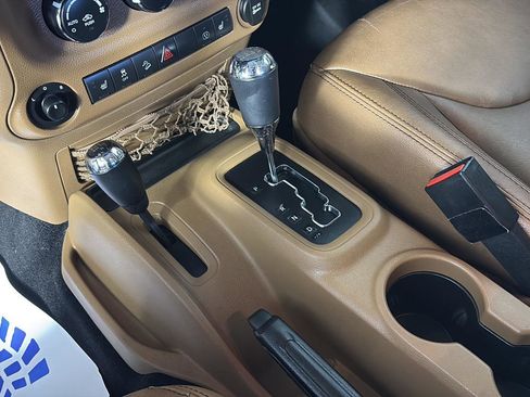Used 2015 Jeep Wrangler Unlimited Sahara w/ Connectivity Group AWD/4WD image 29
