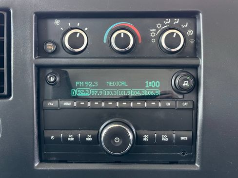 Used 2016 Chevrolet Express 3500 w/ Chrome Appearance Package RWD image 3