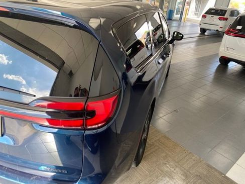 Used 2022 Chrysler Pacifica Touring-L w/ S Appearance Package FWD image 5