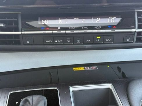 Used 2025 Toyota Sienna XLE FWD image 32