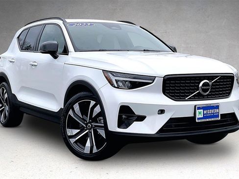 Certified 2023 Volvo XC40 B5 Plus w/ Climate Package image 3