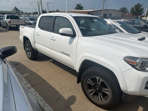 Used 2018 Toyota Tacoma TRD Sport w/ Technology Package AWD/4WD image 5