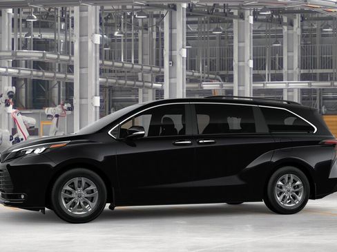 New 2026 Toyota Sienna XLE AWD/4WD image 3