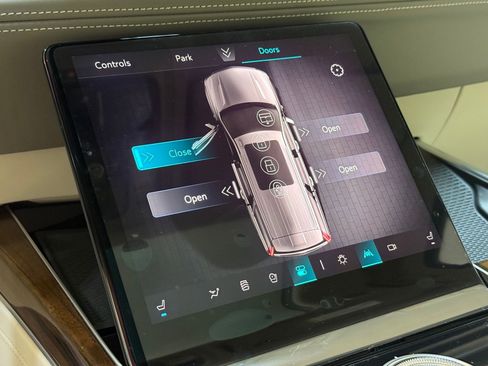 New 2026 Cadillac Escalade ESV Platinum Sport w/ LPO, ONYX Package image 38