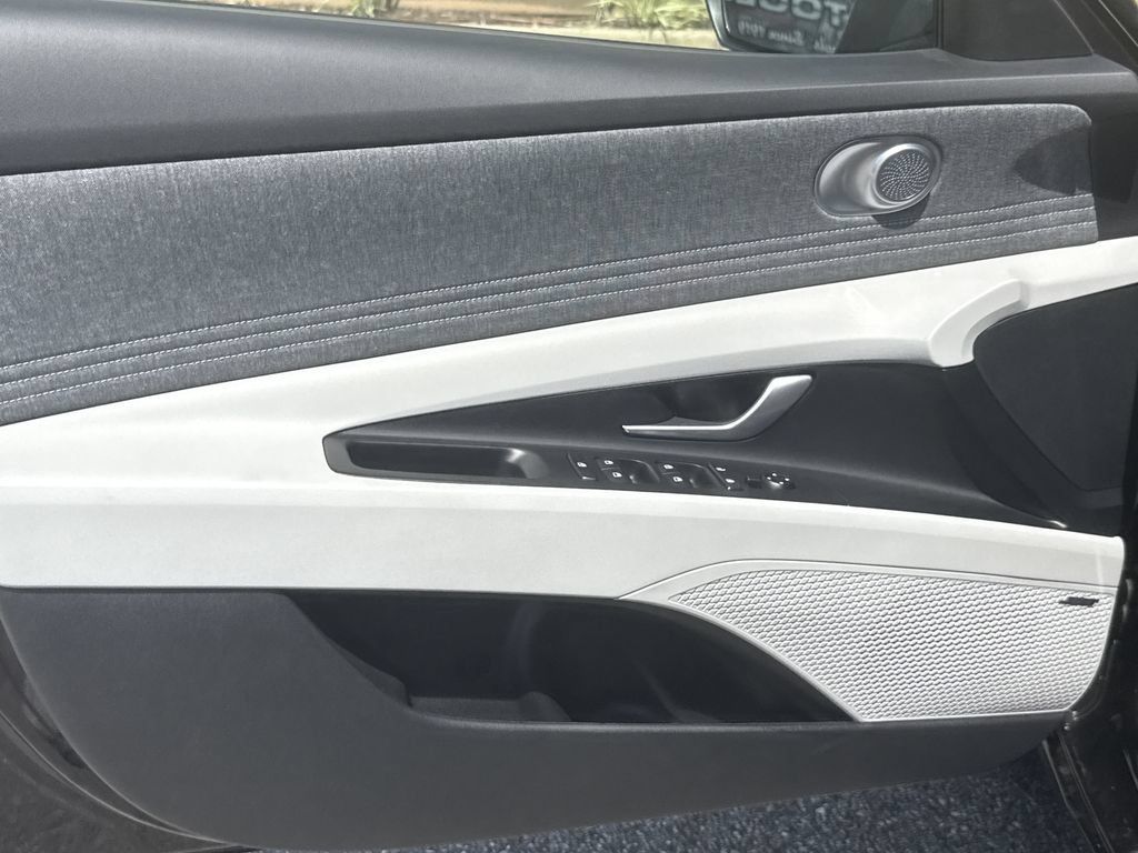 New 2026 Hyundai Elantra Limited FWD image 16