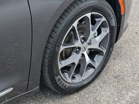 Used 2022 Chrysler Pacifica Limited image 12