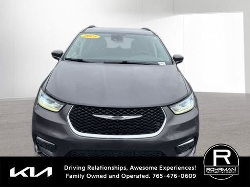 Used 2021 Chrysler Pacifica Touring w/ Cold Weather Group image 2