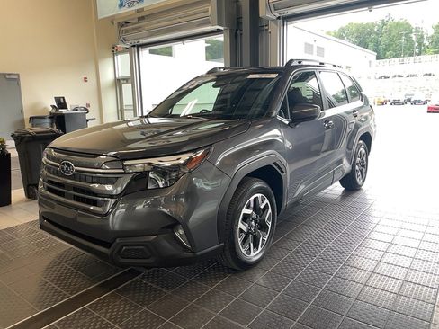 Used 2025 Subaru Forester Premium AWD/4WD image 3