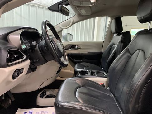 Used 2020 Chrysler Pacifica Touring-L FWD image 20