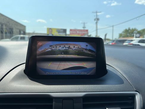 Used 2018 MAZDA MAZDA3 Touring FWD image 18