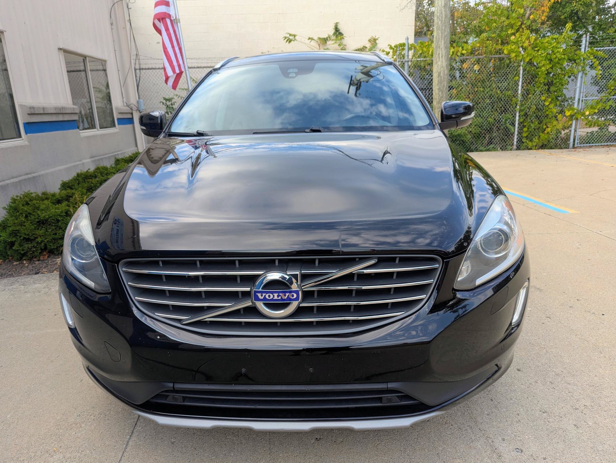 Used 2017 Volvo XC60 T5 Inscription w/ Preferred Option Package AWD/4WD image 2