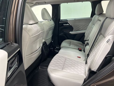 Used 2023 Mitsubishi Outlander 4WD Plug-In Hybrid image 26