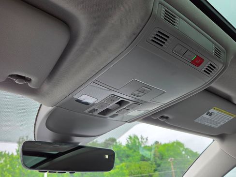 Certified 2025 Volkswagen Taos SE w/ Panoramic Sunroof Package FWD image 34