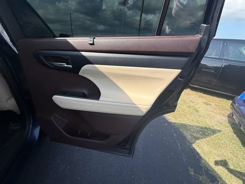 Used 2020 Toyota Highlander XLE AWD/4WD image 20