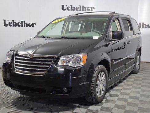 Used 2009 Chrysler Town & Country Touring image 3