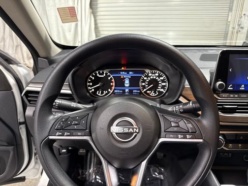 Used 2025 Nissan Altima 2.5 SV FWD image 33