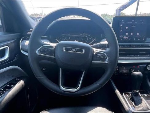 Used 2025 Jeep Compass Latitude AWD/4WD image 5